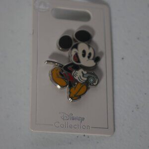 Disney Pin 2022 Parks Collection Tourist Mickey Mouse Holding Camera #155972 New